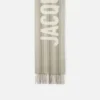 L’écharpe Jacquemus Écharpe à logo frangé L’écharpe Jacquemus Écharpe à logo frangé