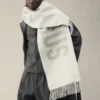 L’écharpe Jacquemus Écharpe à logo frangé L’écharpe Jacquemus Écharpe à logo frangé