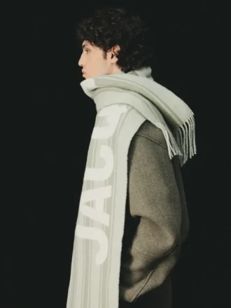 L’écharpe Jacquemus Écharpe à logo frangé L’écharpe Jacquemus Écharpe à logo frangé