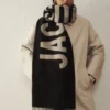 L’écharpe Jacquemus Écharpe à logo frangé L’écharpe Jacquemus Écharpe à logo frangé