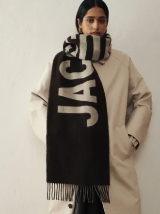 L’écharpe Jacquemus Écharpe à logo frangé L’écharpe Jacquemus Écharpe à logo frangé