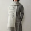 L’écharpe Jacquemus Écharpe à logo frangé L’écharpe Jacquemus Écharpe à logo frangé