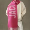 L’écharpe Jacquemus Écharpe à logo frangé L’écharpe Jacquemus Écharpe à logo frangé