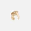 La bague J Bague « J » sculptée La bague J Bague « J » sculptée