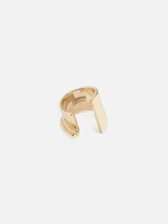 La bague J Bague « J » sculptée La bague J Bague « J » sculptée