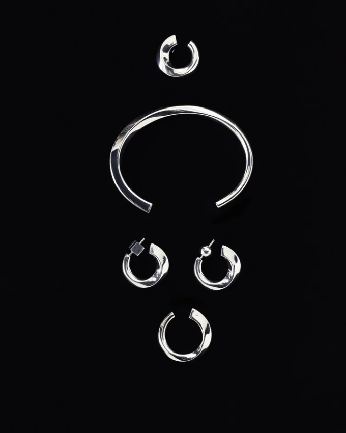La boucle d’oreille Tourni Mini boucle d’oreille torsadée La boucle d’oreille Tourni Mini boucle d’oreille torsadée