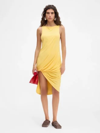 La mini-robe Peplo Mini-robe à encolure carrée