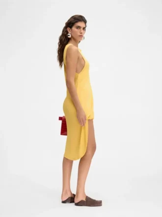 La mini-robe Peplo Mini-robe à encolure carrée