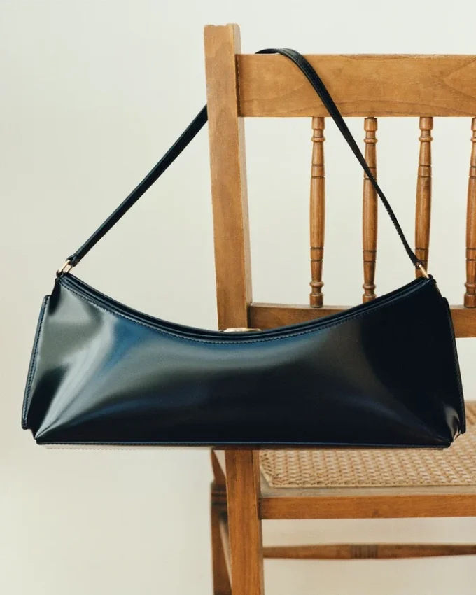 La pochette Ovalo Sac à bandoulière plié