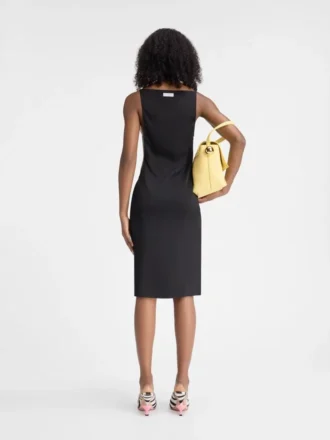 La robe Spoglio Robe asymétrique minimaliste