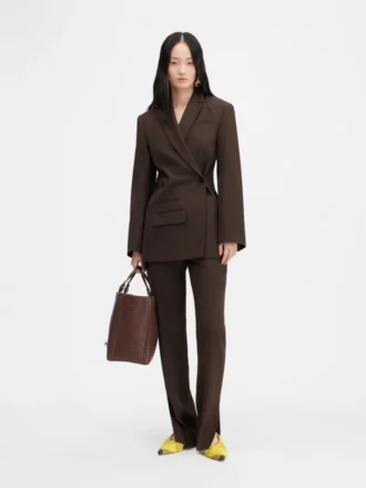 La veste Tibau Blazer asymétrique à double boutonnage La veste Tibau Blazer asymétrique à double boutonnage