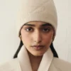 Le bonnet J Bonnet à fines côtes Le bonnet J Bonnet à fines côtes