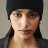 Le bonnet J Bonnet à fines côtes Le bonnet J Bonnet à fines côtes