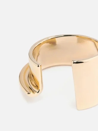 Le bracelet J Bracelet manchette sculpté en forme de « J » Le bracelet J Bracelet manchette sculpté en forme de « J »