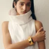 Le bracelet J Bracelet manchette sculpté en forme de « J »
