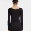Le cardigan long en maille Pralù sans coutures avec logo charm Le cardigan long en maille Pralù sans coutures avec logo charm