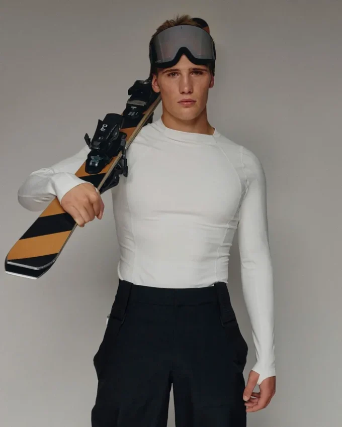 Le haut à col montant Jacquemus + Nike Haut à manches longues – Collaboration Jacquemus + Nike Le haut à col montant Jacquemus + Nike Haut à manches longues – Collaboration Jacquemus + Nike