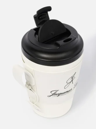 Le mug Montaigne Mug de voyage – vendu exclusivement en ligne et dans notre boutique parisienne