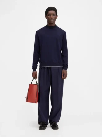 Le pull ajusté en tricot monogrammé