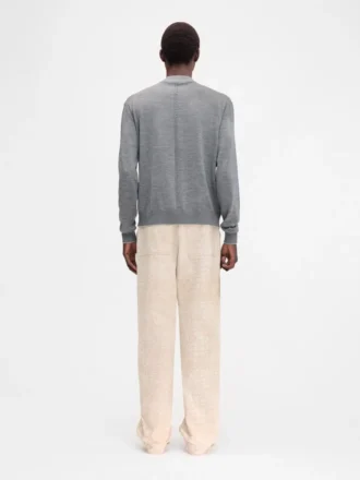 Le pull ajusté en tricot monogrammé