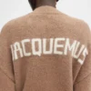 Le pull en maille Jacquard logo Jacquemus Le pull en maille Jacquard logo Jacquemus