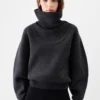 Le pull en maille Pallone Pull à col roulé large Le pull en maille Pallone Pull à col roulé large