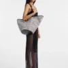 Le sac seau asymétrique Bambola