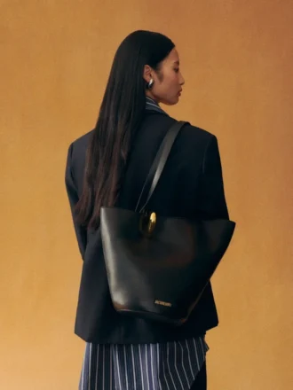 Le sac seau asymétrique Bambola Medium
