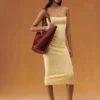 Le sac seau asymétrique Bambola Medium