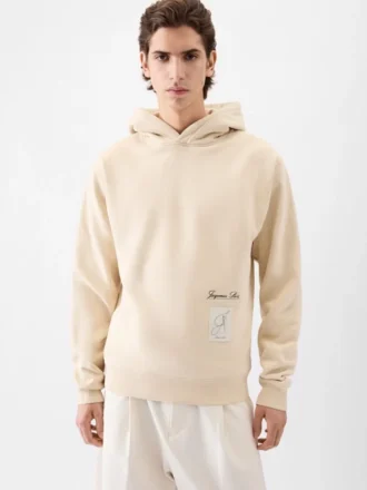 Le sweat à capuche Montaigne Sweat à capuche logo – vendu exclusivement en ligne et dans notre boutique parisienne