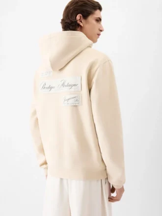 Le sweat à capuche Montaigne Sweat à capuche logo – vendu exclusivement en ligne et dans notre boutique parisienne