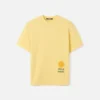 Le t-shirt Hello Dubai T-shirt à logo – vendu exclusivement en ligne et dans nos points de vente aux Émirats arabes unis