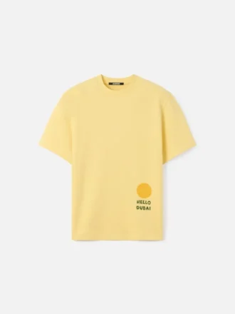Le t-shirt Hello Dubai T-shirt à logo – vendu exclusivement en ligne et dans nos points de vente aux Émirats arabes unis
