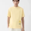 Le t-shirt Hello Dubai T-shirt à logo – vendu exclusivement en ligne et dans nos points de vente aux Émirats arabes unis