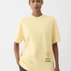 Le t-shirt Hello Dubai T-shirt à logo – vendu exclusivement en ligne et dans nos points de vente aux Émirats arabes unis
