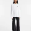 Le t-shirt à manches longues Montaigne Adresse T-shirt à manches longues avec adresse et logo imprimés – vendu exclusivement en ligne et dans notre boutique parisienne
