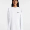 Le t-shirt à manches longues Montaigne Adresse T-shirt à manches longues avec adresse et logo imprimés – vendu exclusivement en ligne et dans notre boutique parisienne