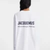 Le t-shirt à manches longues Montaigne Adresse T-shirt à manches longues avec adresse et logo imprimés – vendu exclusivement en ligne et dans notre boutique parisienne