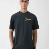 Le t-shirt NYC Cab T-shirt à manches courtes avec logo – vendu exclusivement en ligne et dans notre boutique de New York
