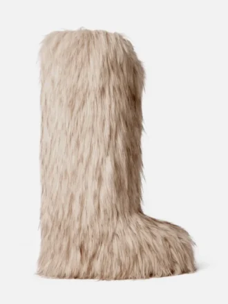 Les bottes hautes en fausse fourrure Yeti Moon Boot de Jacquemus – en collaboration avec Moon Boot