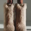 Les bottes hautes en fausse fourrure Yeti Moon Boot de Jacquemus – en collaboration avec Moon Boot Les bottes hautes en fausse fourrure Yeti Moon Boot de Jacquemus – en collaboration avec Moon Boot