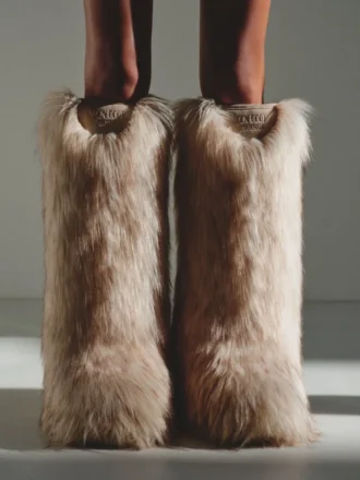 Les bottes hautes en fausse fourrure Yeti Moon Boot de Jacquemus – en collaboration avec Moon Boot