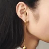 Les boucles d’oreilles Nodo Boucles d’oreilles asymétriques pendantes Les boucles d’oreilles Nodo Boucles d’oreilles asymétriques pendantes