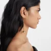 Les boucles d’oreilles Nodo Boucles d’oreilles pendantes ornées de strass Les boucles d’oreilles Nodo Boucles d’oreilles pendantes ornées de strass