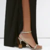 Les sandales Bisou Sandales à talons géométriques Les sandales Bisou Sandales à talons géométriques