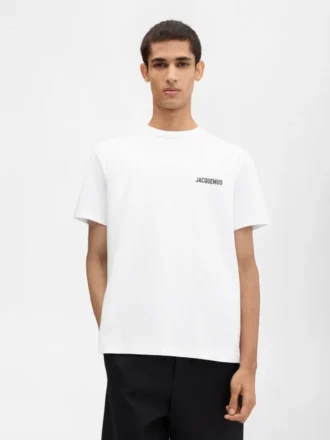 T-shirt avec adresse de Dubaï T-shirt à manches courtes avec adresse et logo imprimés T-shirt avec adresse de Dubaï T-shirt à manches courtes avec adresse et logo imprimés