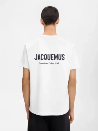 T-shirt avec adresse de Dubaï T-shirt à manches courtes avec adresse et logo imprimés T-shirt avec adresse de Dubaï T-shirt à manches courtes avec adresse et logo imprimés