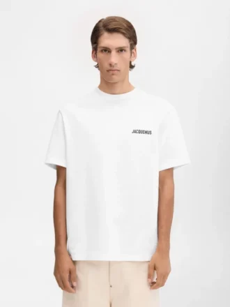 T-shirt avec adresse Montaigne T-shirt à manches courtes avec logo et adresse – vendu exclusivement en ligne et dans notre boutique parisienne T-shirt avec adresse Montaigne T-shirt à manches courtes avec logo et adresse – vendu exclusivement en ligne et dans notre boutique parisienne