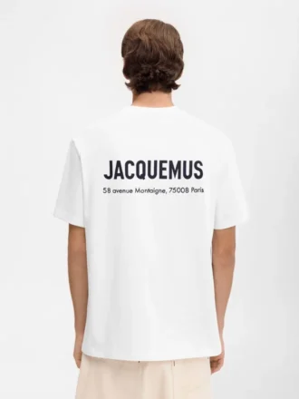 T-shirt avec adresse Montaigne T-shirt à manches courtes avec logo et adresse – vendu exclusivement en ligne et dans notre boutique parisienne T-shirt avec adresse Montaigne T-shirt à manches courtes avec logo et adresse – vendu exclusivement en ligne et dans notre boutique parisienne