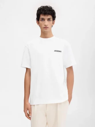 T-shirt à manches courtes avec logo et adresse – vendu exclusivement en ligne et dans notre boutique de Londres T-shirt à manches courtes avec logo et adresse – vendu exclusivement en ligne et dans notre boutique de Londres